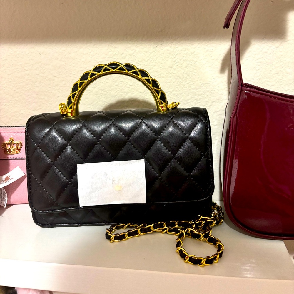 Black leather shoulder bag with gold coco